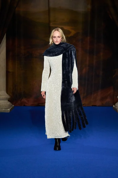 Look 17